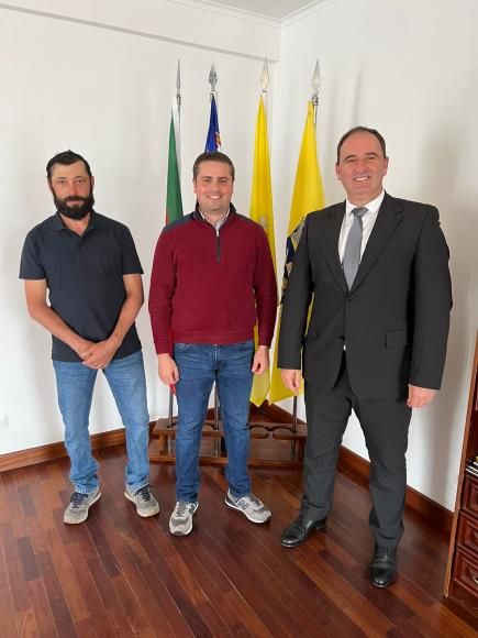 O executivo da Junta de Freguesia da Candelária recebeu hoje, na sede da junta, o Ex.mo Sr. Presidente do IROA, SA, Dr. Hernâni Costa.